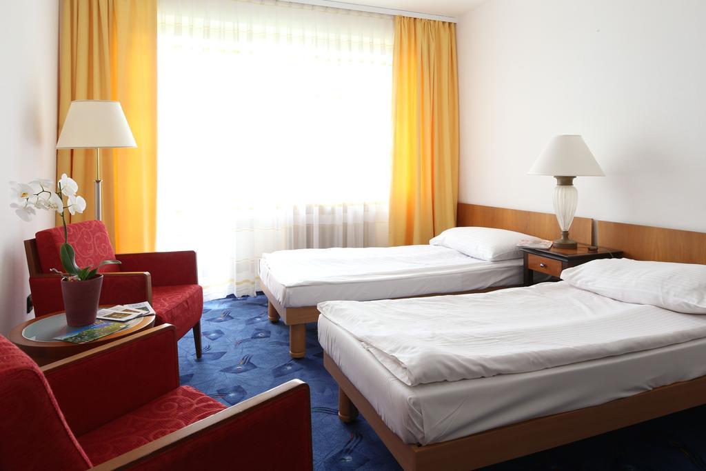 Club Aliga Retro Resort Balatonvilágos Oda fotoğraf